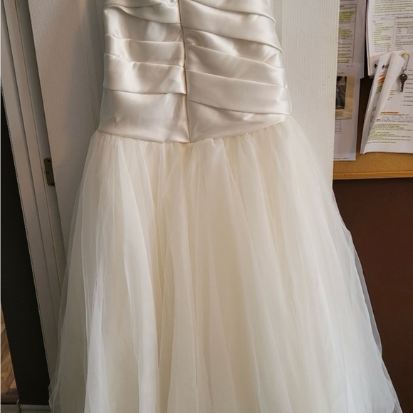 Vera Wang Wedding Dress - Picture 3 of 9
